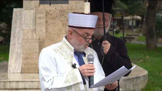 Marshimi i Paqes në Elbasan, prifti ortodoks i mban çadrën