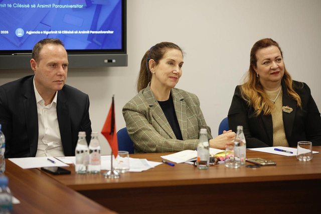 Ministrja Kumbaro: 140 tekste të përditësuara dhe trajnime