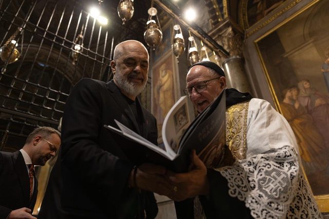 Rama viziton Bazilik&euml;n e Genazzanos me Lind&euml;n dhe Zahon