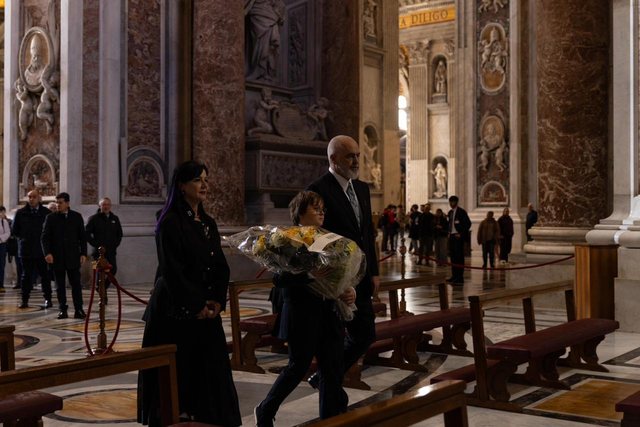 Buqet&euml; tr&euml;ndafilash t&euml; bardh&euml; p&euml;r Papa