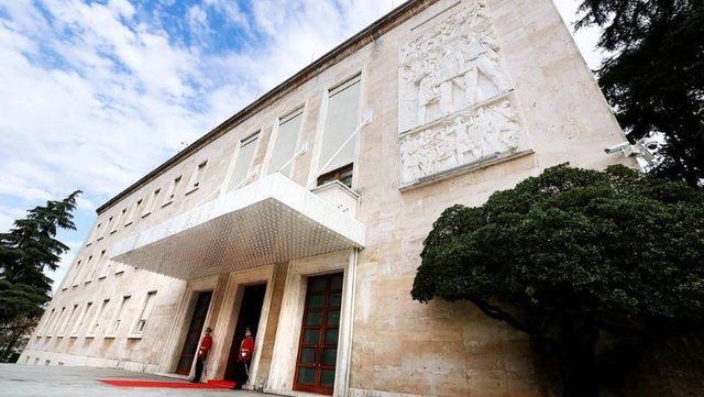 Qeveria miraton indeksimin e pagave p&euml;r administrat&euml;n dhe kategori