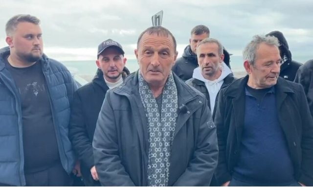 Banor&euml;t n&euml; Baks‑Rrjoll bllokojn&euml; punimet e resortit luksoz,