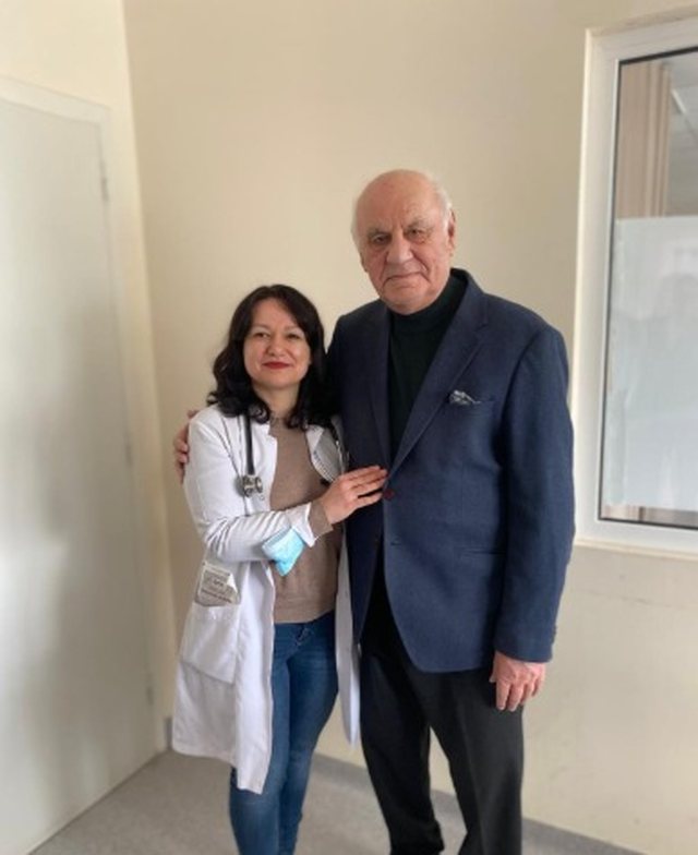 President Moisiu s&euml;rish n&euml; k&euml;mb&euml;. Mjek&euml;t e