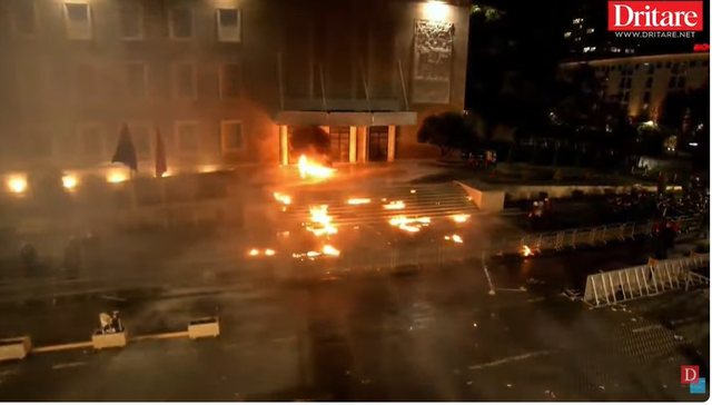 Pamjet live/ Berisha mbaron fjal&euml;n, nisin molotov&euml;t drejt