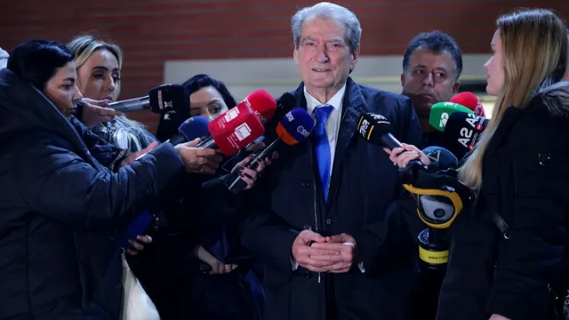 Berisha paralajm&euml;ron protest&euml; m&euml; 20 shkurt. Mesazh policis&euml;: