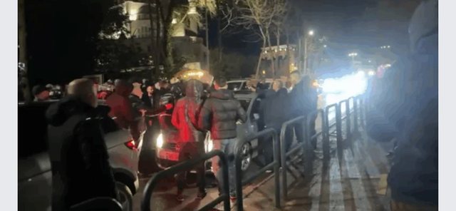 Protestuesit p&euml;rplasen edhe me qytetar&euml;t, nuk i l&euml;n&euml; t&euml;