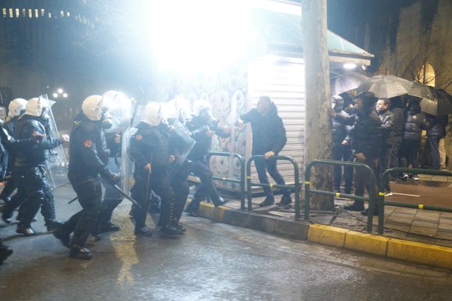 Erion Bra&ccedil;e: P&euml;rplasjet pran&euml; Kuvendit po