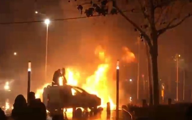 Molotov&euml;t drejt Kuvendit, momenti kur operatori p&euml;rfshihet nga