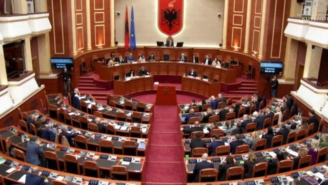 Sot Kuvend/ 2 interpelanca me ministren e Arsimit, Bra&ccedil;e k&euml;rkon