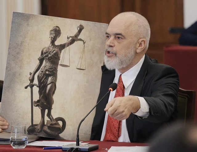 Kushtetuesja shtyn vendimin p&euml;r pagat e gjyqtar&euml;ve, reagon Rama