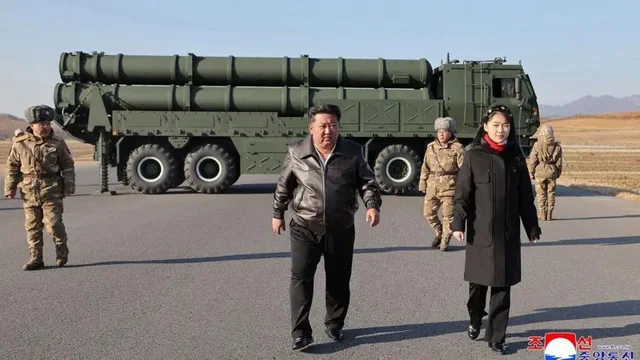 Kim Jong Un trondit bot&euml;n. Vajza adoleshente drejt fronit t&euml;