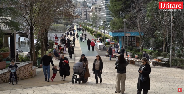 Liqeni i Tiranës sot, qytetarët shijojnë diellin!