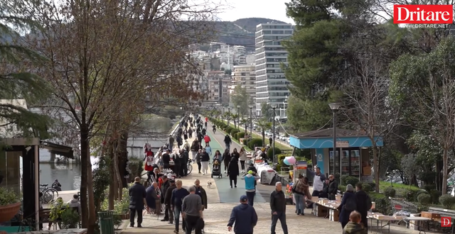Liqeni i Tiranës sot, qytetarët shijojnë diellin!
