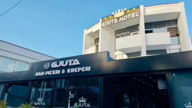 U vetëplagos në dhomën e hotelit të të dashurit,