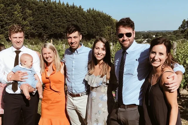 Rast&euml;sia q&euml; bashkoi tre &ccedil;ifte! K&euml;t&euml; histori dashurie