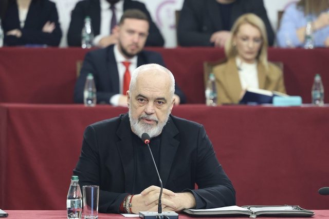 Edi Rama mbledh grupin e PS, propozon ndryshime ligjore për ndalimin e