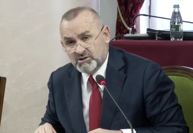 Ja zyrtar&euml;t q&euml; nuk mund t&euml; pezullohen nga detyra me vendim