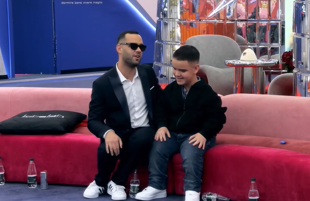 Moment prek&euml;s! Pas shum&euml; vitesh larg, Stenaldo takon