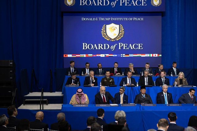 Foto/ Rama publikon prapaskenat nga mbledhja e Bordit t&euml; Paqes. Ja me