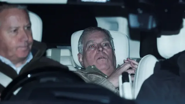 Fotoja e momentit: Si u kap imazhi i vet&euml;m i Princit Andrew pas lirimit nga