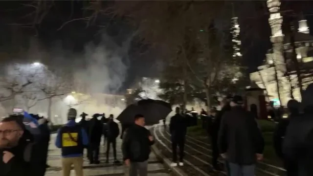 Protesta e opozit&euml;s para Kuvendit, protestuesit hedhin molotov&euml;