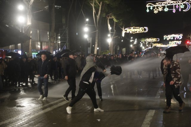 Foto/ &Ccedil;far&euml; nuk u pa nga protesta e Berish&euml;s!