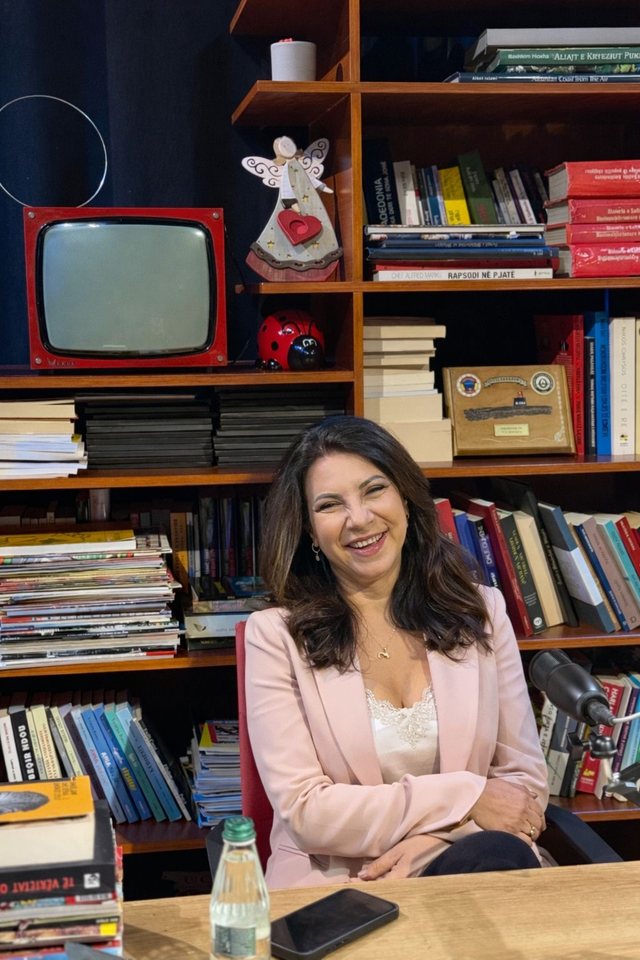 Rudina Xhunga m&euml; hapi Dritaren!