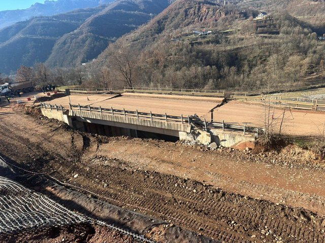 Rr&euml;shqitjet e dheut bllokojn&euml; aksin kryesor, izolohet juglindja