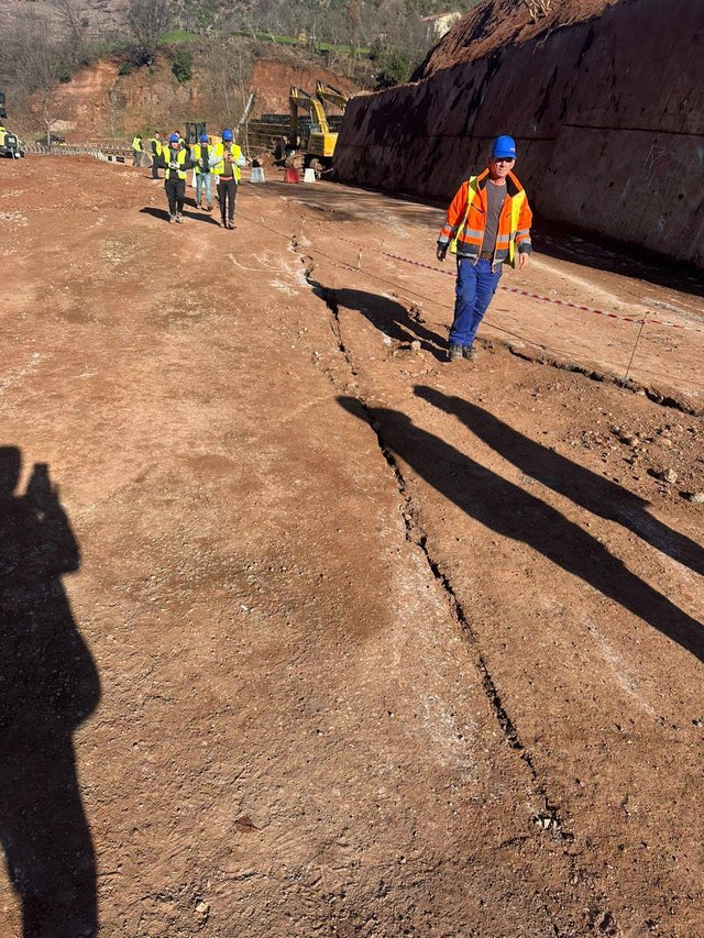 Rr&euml;shqitjet e dheut bllokojn&euml; aksin kryesor, izolohet juglindja