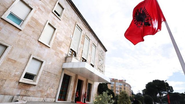 E planifikuar për në orën 10:00, shtyhet për ditën e