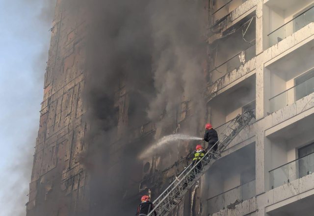 Zjarri te pallati i kompleksit Arlis, 30 apartamente të djegura!