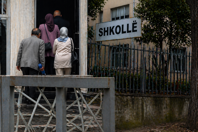 Grat&euml; me shami pran&euml; shkollave! Ja &ccedil;far&euml; thot&euml;