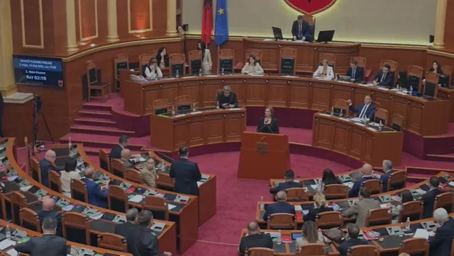 Genta Tafa betohet si komisionere p&euml;r Mbrojtjen nga Diskriminimi. Bardhi: