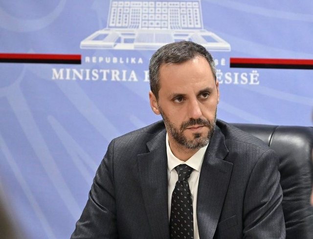Ministri i Brendsh&euml;m reagon p&euml;r dhun&euml;n n&euml; Zv&euml;rnec: