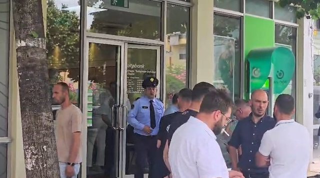 Grabitet me arm&euml; nj&euml; bank&euml; te stadiumi 'Selman