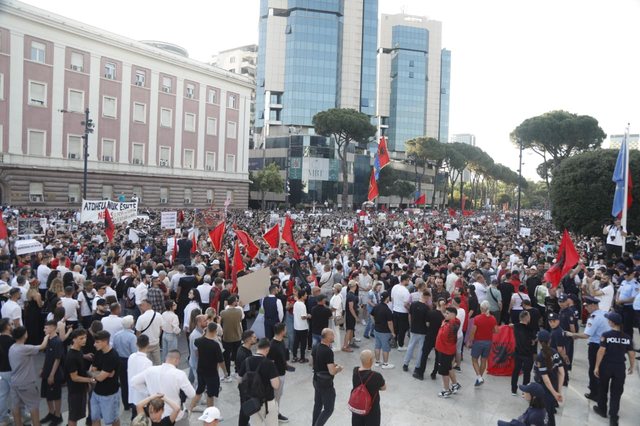 Shqip&euml;ria n&euml; Drudge Report: Amerika flet p&euml;r protestat