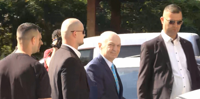 Ndarja nga jeta e t&euml; atit, Ilir Meta l&euml; s&euml;rish qelin&euml; dhe