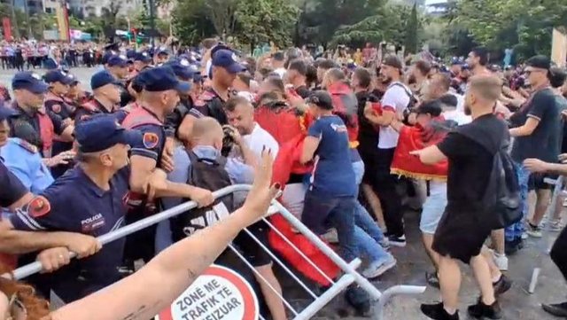 Video/ Protestuesit &ccedil;ajn&euml; kordonin dhe i drejtohen
