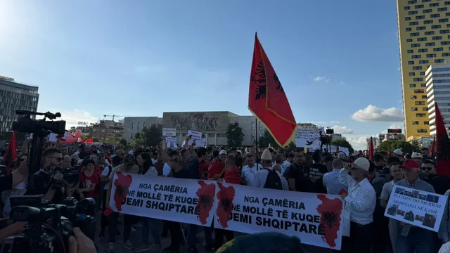 Nis protesta p&euml;r Zv&euml;rnecin/ Qytetar&euml;t marshojn&euml; drejt
