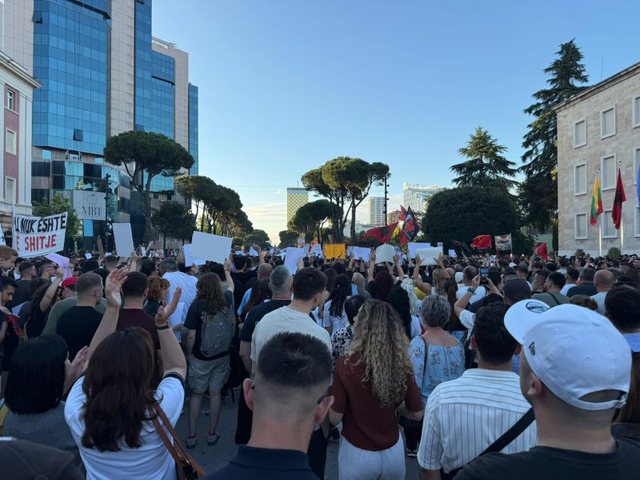 5 k&euml;rkesat e protestuesve p&euml;r Ram&euml;n!