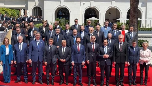 Fotoja familjare e samitit n&euml; Tivar, lider&euml;t e BE-s&euml; dhe