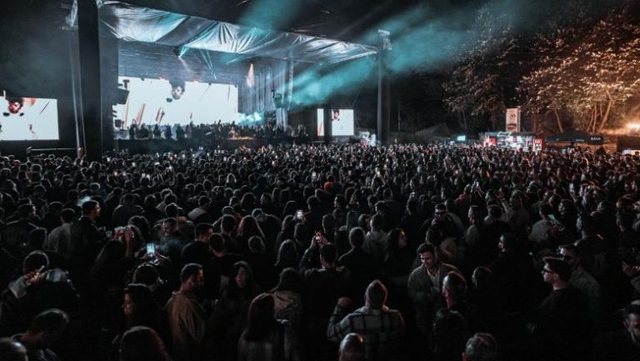 Mbr&euml;mje e paharrueshme n&euml; Tiran&euml; me legjend&euml;n e muzik&euml;s