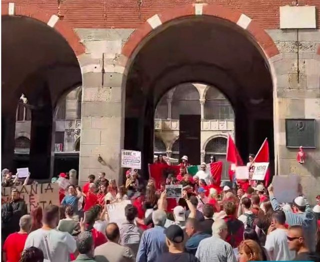 Italianët protestuesve shqiptarë: Ikni dhe protestoni në