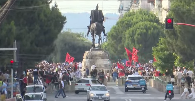 Me pankarta dhe flamuj, qytetar&euml;t n&euml; dit&euml;n e 7-t&euml; t&euml;