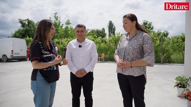 Brenda ferm&euml;s s&euml; derrave ku &euml;sht&euml; ndaluar hyrja! Ndodhet