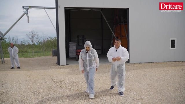 Brenda ferm&euml;s s&euml; derrave ku &euml;sht&euml; ndaluar hyrja! Ndodhet