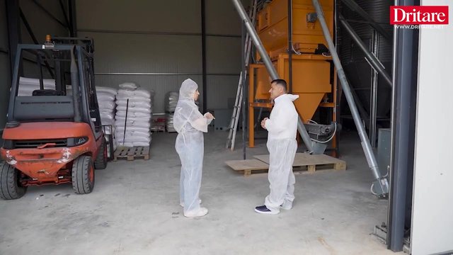 Brenda ferm&euml;s s&euml; derrave ku &euml;sht&euml; ndaluar hyrja! Ndodhet