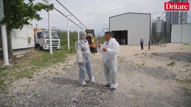 Flet fermeri q&euml; humbi nj&euml; kapanon me derra nga zjarri. Ja