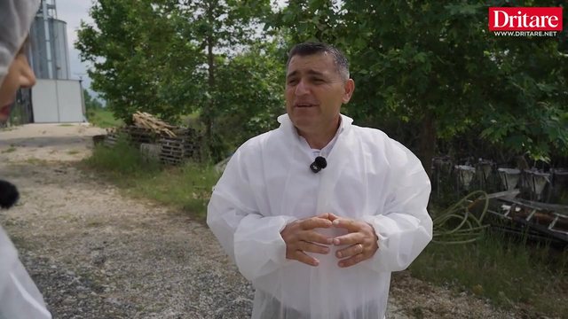Flet fermeri q&euml; humbi nj&euml; kapanon me derra nga zjarri. Ja