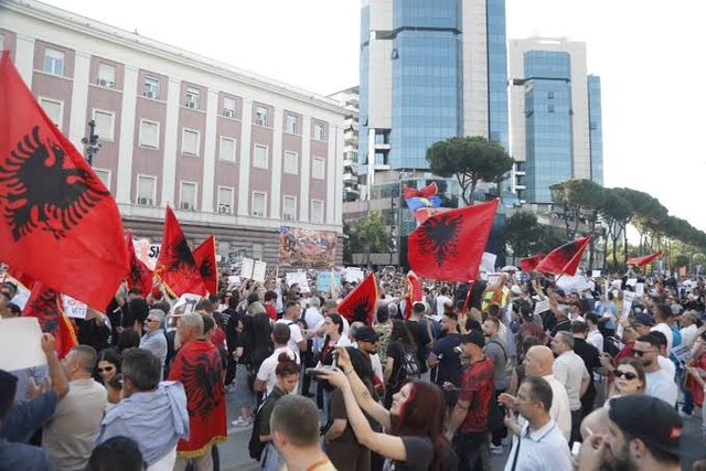 Protesta, turizmi dhe Shqip&euml;ria mes dy t&euml; v&euml;rtetave!